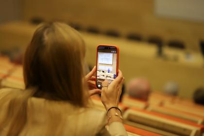 Kobieta podczas robienia zdjęcia w sali wykładowej