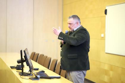 Mężczyzna podczas przemówienia w sali wykładowej