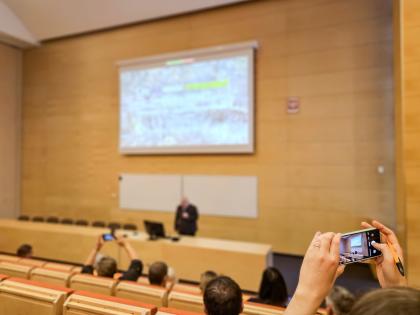 Mężczyzna podczas przemówienia w sali wykładowej
