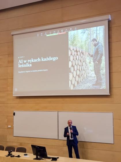 Mężczyzna podczas przemówienia w sali wykładowej