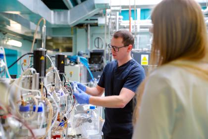 Mężczyzna i kobieta w laboratorium, zajmują się eksperymentami i analizą danych na komputerze