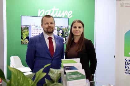 Osoby na stoisku wystawienniczym 