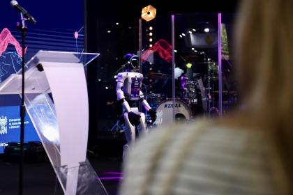 Robot humanoidalny na scenie