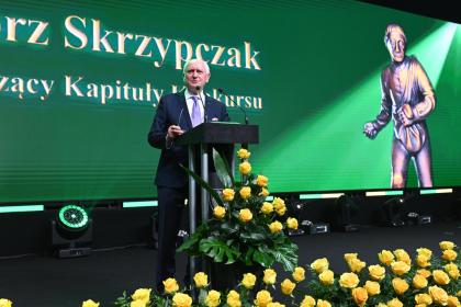 mężczyzna podczas wydarzenia przy mównicy