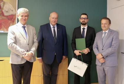 grupa osób podczas na tle obrazów