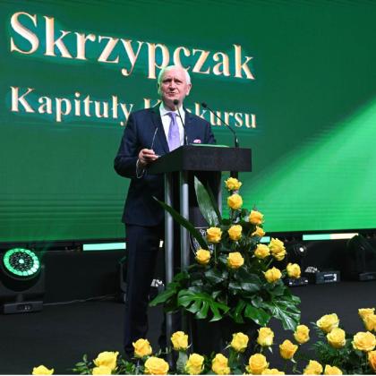 mężczyzna podczas wydarzenia przy mównicy