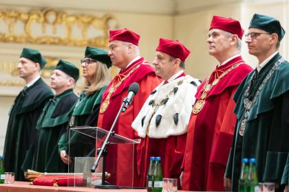grupa osób podczas uroczystości absolutoryjnych