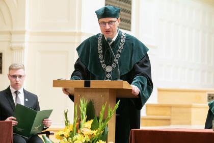 mężczyzna podczas uroczystości absolutoryjnych