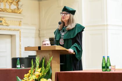kobieta podczas uroczystości absolutoryjnych