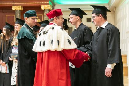 grupa osób podczas uroczystości absolutoryjnych