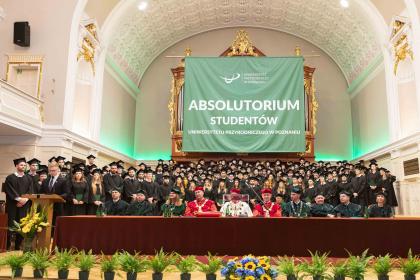 grupa osób podczas uroczystości absolutoryjnych