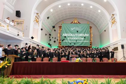 grupa osób podczas uroczystości absolutoryjnych