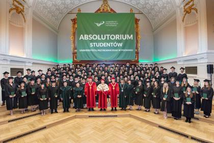 grupa osób podczas uroczystości absolutoryjnych