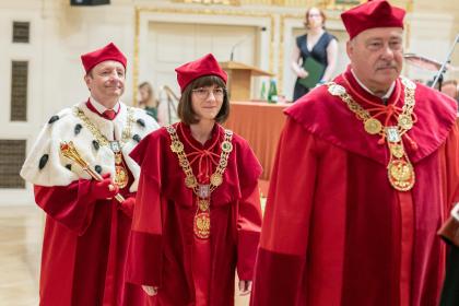 grupa osób podczas uroczystości absolutoryjnych