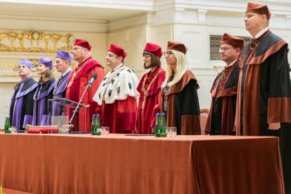 grupa osób podczas uroczystości absolutoryjnych