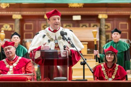 grupa osób podczas uroczystości absolutoryjnych