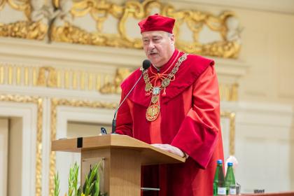 grupa osób podczas uroczystości absolutoryjnych