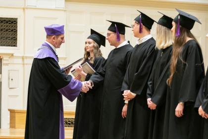 grupa osób podczas uroczystości absolutoryjnych