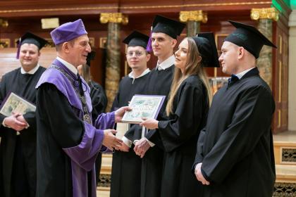 grupa osób podczas uroczystości absolutoryjnych