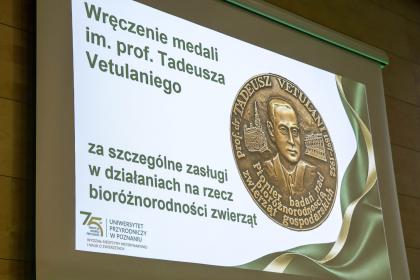 Ekran wyświetlaną planszą podczas wydarzenia:  75 lat Wydziału Medycyny Weterynaryjnej i Nauk o Zwierzętach | Jubileusz i spojrzenie w przyszłość