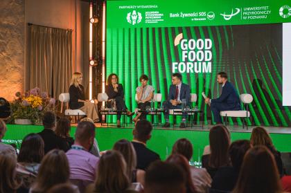 grupa osób na panelu dyskusyjnym