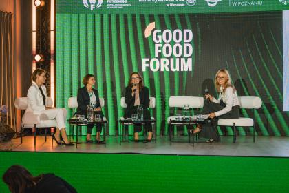 grupa osób na panelu dyskusyjnym