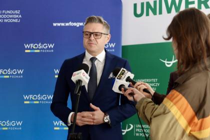mężczyzna podczas udzielania wywiadu