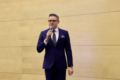 mężczyzna podczas przemówienia