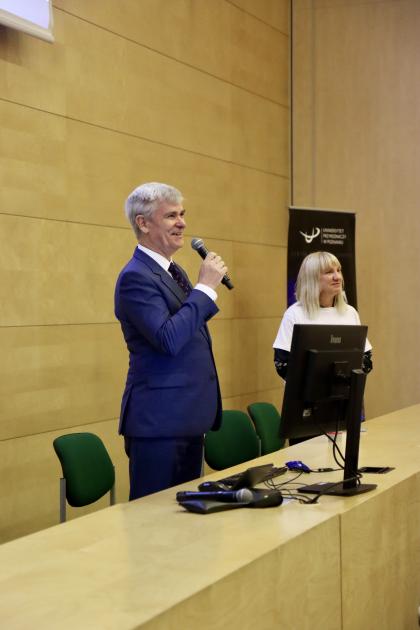 Mężczyzna podczas wydarzenia