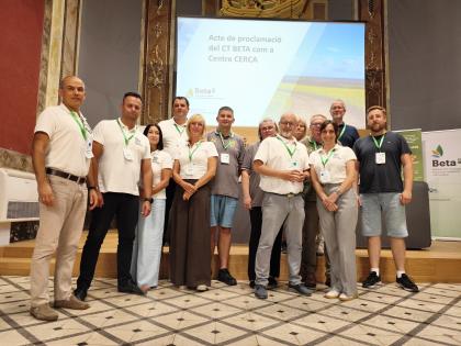 grupa osób w sali podczas wydarzenia