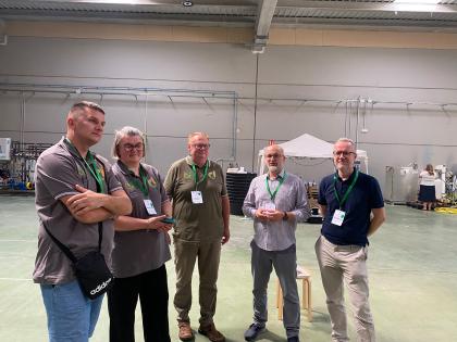grupa osób w laboratorium podczas wydarzenia