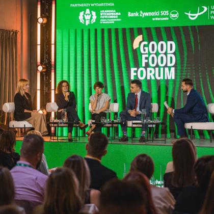 Grupa osób na panelu dyskusyjnym