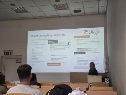 grupa osób w laboratorium