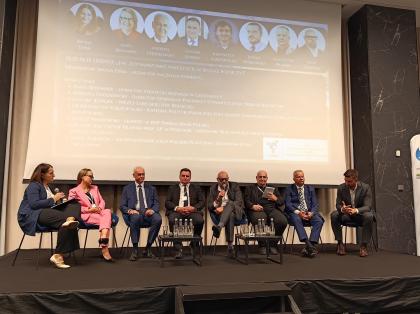 grupa osób podczas panelu