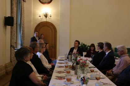 uczestnicy spotkania - pożegnanie pracowników odchodzących na emeryturę