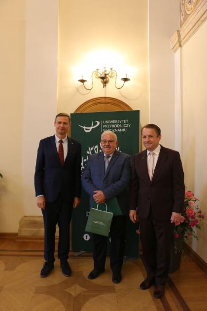 uczestnicy spotkania - pożegnanie pracowników odchodzących na emeryturę