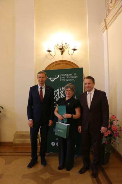 uczestnicy spotkania - pożegnanie pracowników odchodzących na emeryturę