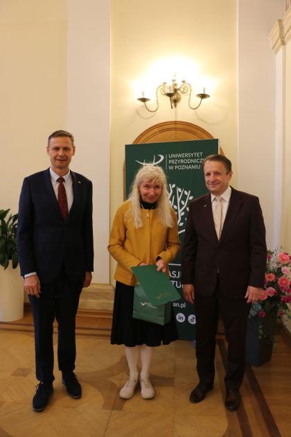 uczestnicy spotkania - pożegnanie pracowników odchodzących na emeryturę