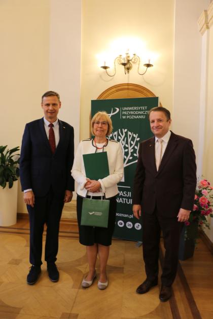 uczestnicy spotkania - pożegnanie pracowników odchodzących na emeryturę