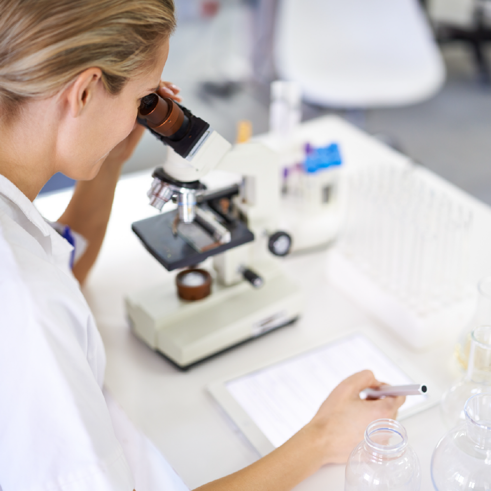 Kobieta w laboratorium