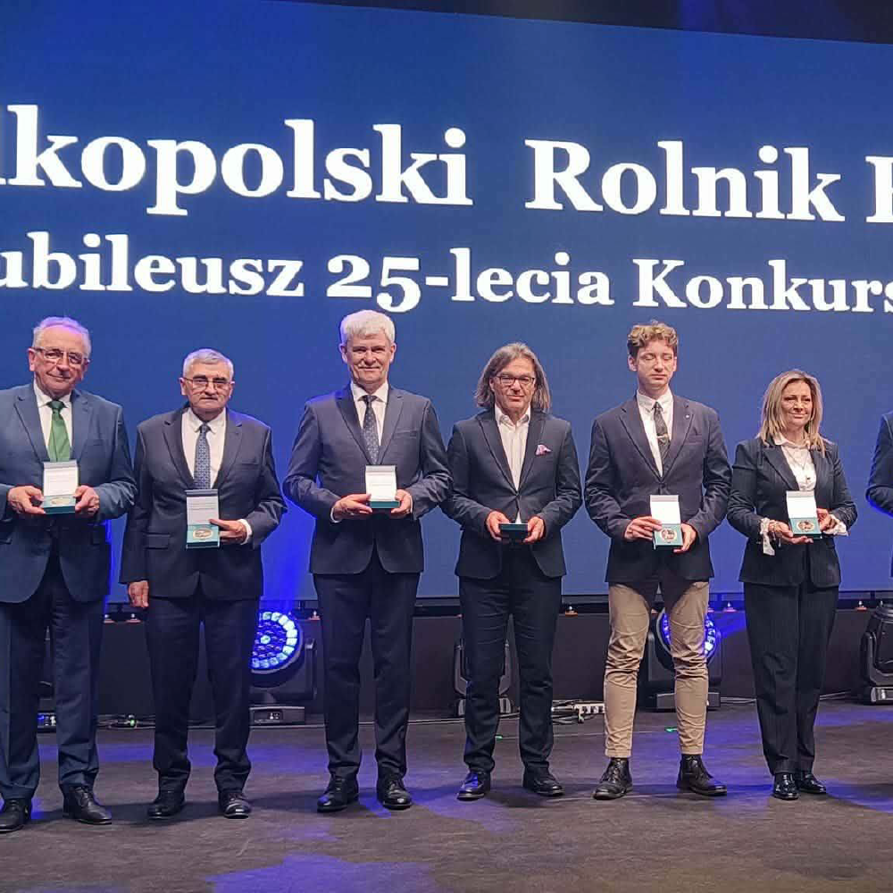 Grupa osób podczas gali